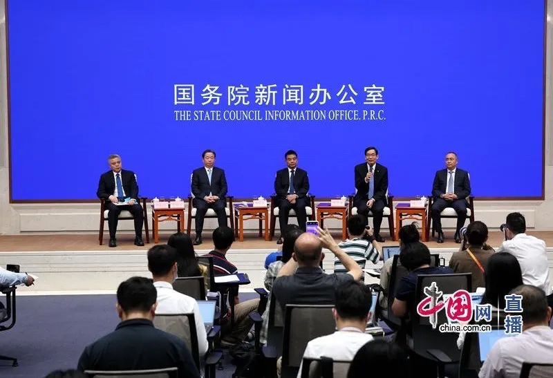 中外记者晤面会上，，周育先谈怎样弘扬企业家精神