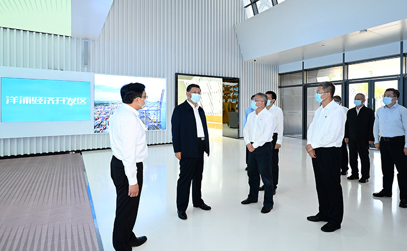 4月10日至13日，，，，，中共中央总书记、国家主席、中央军委主席习近平在海南考察。。。。。这是12日上午，，，，，习近平在洋浦经济开发区考察。。。。。新华社记者 李学仁 摄